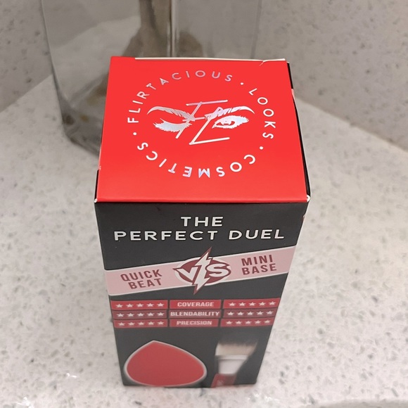 FLIRTACIOUS LOOKS COSMETICS The Perfect Duel: Foundation Travel Set - Picture 7 of 7